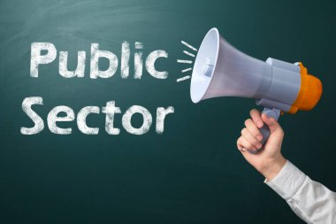 Kamu sektörü deyimiyle kara tahtanın yanında megafon tutan adam