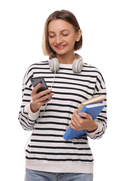 Νεαρός Φοιτητής Βιβλία Και Ακουστικά Χρησιμοποιώντας Smartphone Λευκό Φόντο — Φωτογραφία Αρχείου
