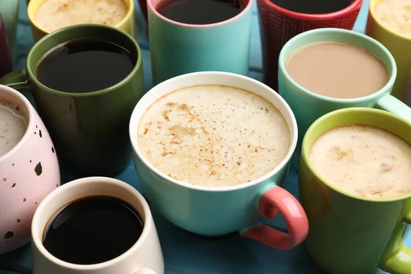 Viele Tassen Mit Verschiedenen Kaffeegetränken Auf Hellblauem Tisch — Stockfoto