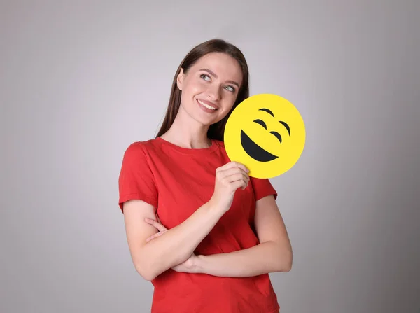 Szczęśliwa Młoda Kobieta Śmiejącymi Się Emoji Szarym Tle — Zdjęcie stockowe