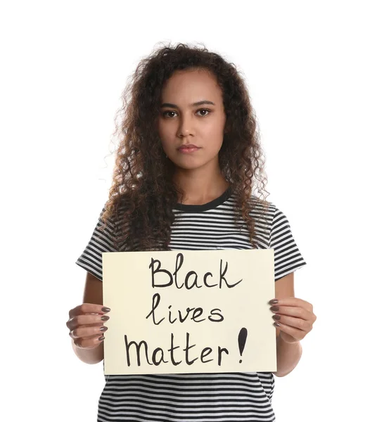 アフリカ系アメリカ人の女性は白い背景に Black Lives Matter というフレーズでサインを持つ 人種主義の概念 — ストック写真