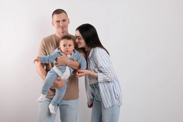 Porträtt Lycklig Familj Med Litet Barn Ljus Bakgrund Plats För — Stockfoto