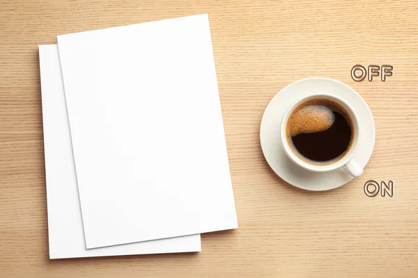 Kaffeepause Tasse Aromatisches Heißgetränk Und Leere Papierblätter Auf Holztisch Flach — Stockfoto