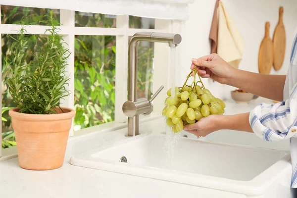 Vrouw Wassen Druiven Onder Kraanwater Gootsteen Close — Stockfoto