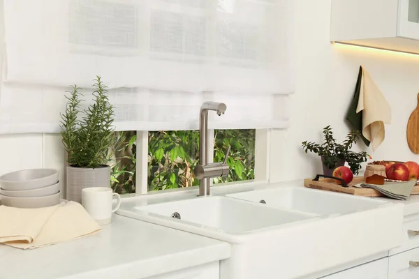 Weiße Spüle Mit Wasserhahn Der Nähe Des Fensters Der Küche — Stockfoto