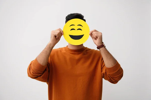 Hombre Ocultando Emociones Usando Tarjeta Con Cara Sonriente Dibujada Sobre — Foto de Stock