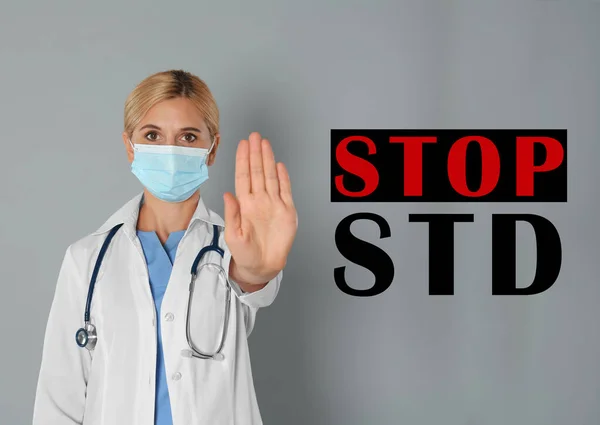 Prevención Ets Médico Máscara Protectora Mostrando Gesto Stop Sobre Fondo — Foto de Stock