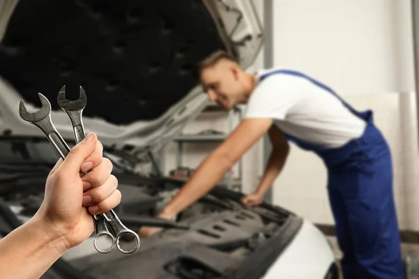 Auto Mecânico Com Chaves Perto Carro Quebrado Oficina Reparação Close — Fotografia de Stock