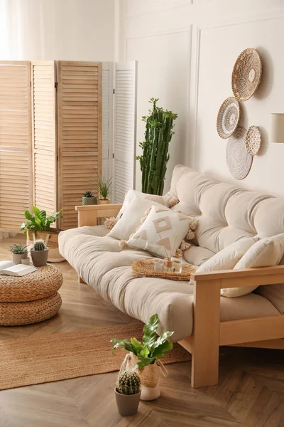 Stylový Interiér Obývacího Pokoje Pohodlnou Dřevěnou Pohovkou Krásnými Pokojovými Rostlinami — Stock fotografie