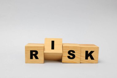 Sözcüklerle ahşap küpleri Açık gri arka planda Risk