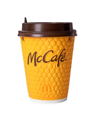 MYKOLAIV, UKRAINE - 11 Ağustos 2021: Sıcak McDonald 's içeceği beyaz üzerine izole edilmiş