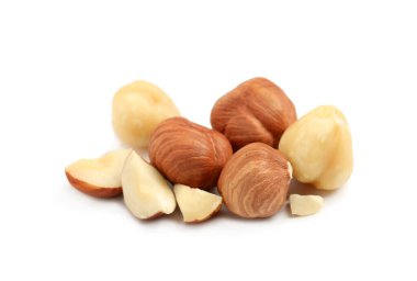 beyaz zemin üzerine lezzetli fındık yığını