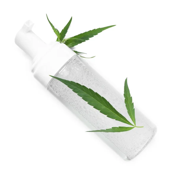 Flasche Hanf Kosmetik Mit Grünen Blättern Isoliert Auf Weiß Ansicht — Stockfoto