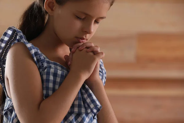 귀여운 소녀가 양손을 배경에서 기도를 클로즈업을 원문을 — 스톡 사진
