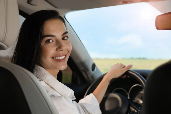 Piękna Młoda Kobieta Fotelu Kierowcy Nowoczesnym Samochodzie — Zdjęcie stockowe