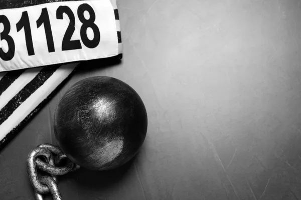 Мяч Заключенного Цепью Тюремной Одеждой Сером Столе Лежал Плоский Пространство — стоковое фото