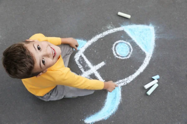 Kind Zeichnet Rakete Mit Kreide Auf Asphalt Über Ansicht — Stockfoto