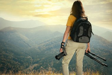 Modern fotoğraf makinesi ve tripodu olan profesyonel bir fotoğrafçı. Metin için boşluk