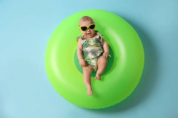 Söt Liten Bebis Solglasögon Med Uppblåsbar Ring Ljusblå Bakgrund Ovanifrån — Stockfoto