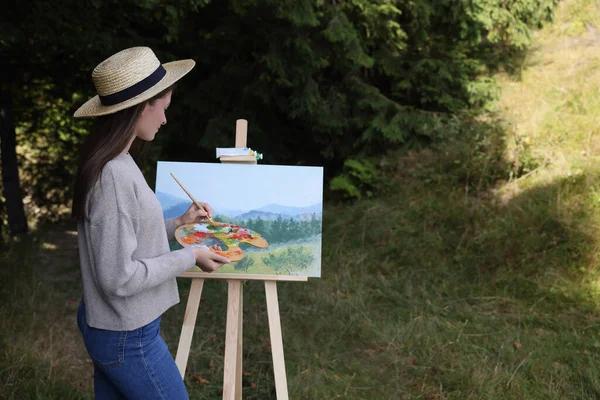 若い女性がイーゼル屋外で絵を描く テキストのためのスペース — ストック写真