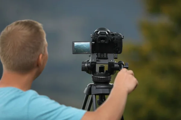 Fotograf Pořizující Video Moderní Kamerou Stativu Přírodě — Stock fotografie