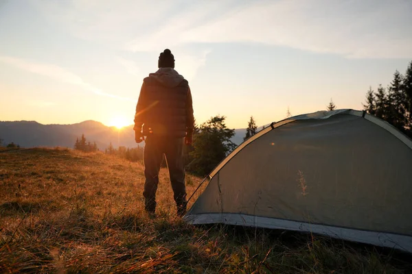 Homme Près Tente Camping Dans Les Montagnes Coucher Soleil Vue — Photo