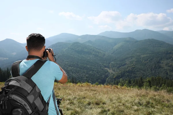 Professional Photographer Taking Picture Modern Camera Mountains Back View Space — Stock Photo, Image