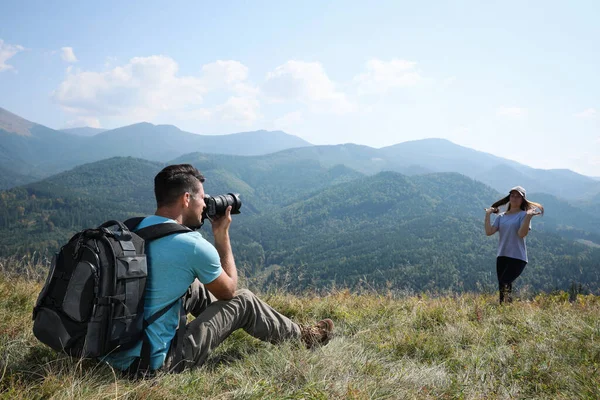 Fotógrafo Profissional Tirando Foto Mulher Montanhas — Fotografia de Stock