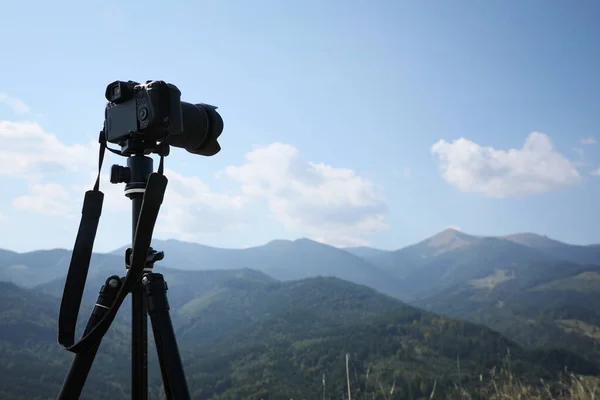 Tripod Modern Camera Mountains Sunny Day Professional Photography — Stock Photo, Image