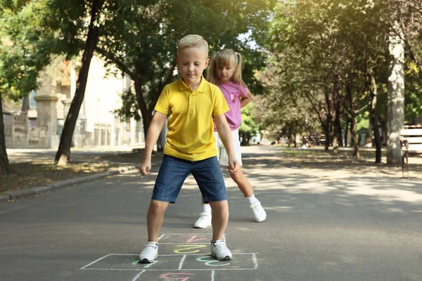 Kleine Kinder Spielen Mit Kreide Auf Asphalt Freien — Stockfoto