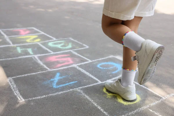 Kleines Kind Spielt Hopscotch Mit Kreide Auf Asphalt Gezeichnet Freien — Stockfoto