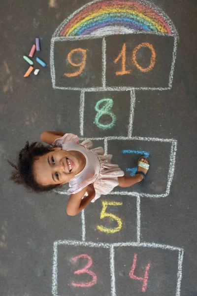 Petite Fille Afro Américaine Marelle Colorée Dessinée Craie Sur Asphalte — Photo