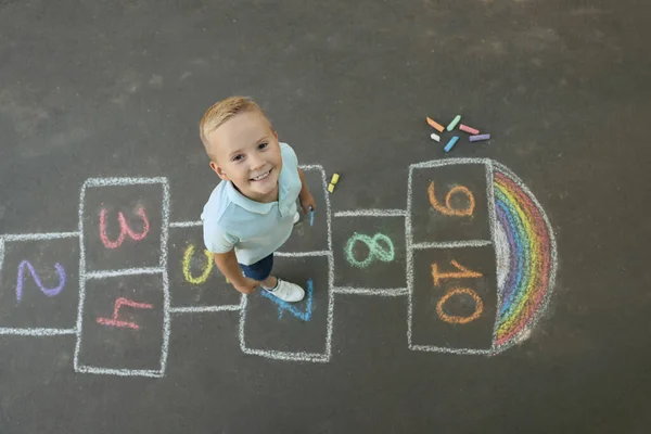 Kleiner Junge Und Farbenfroher Hopscotch Mit Kreide Auf Asphalt Freien — Stockfoto