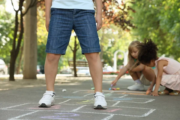 Crianças Brincando Hopscotch Desenhado Com Giz Asfalto Livre Close — Fotografia de Stock