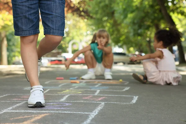 Crianças Brincando Hopscotch Desenhado Com Giz Asfalto Livre Close — Fotografia de Stock