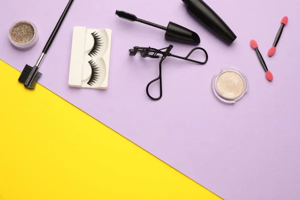 Composición Plana Con Rizador Pestañas Productos Maquillaje Accesorios Sobre Fondo — Foto de Stock