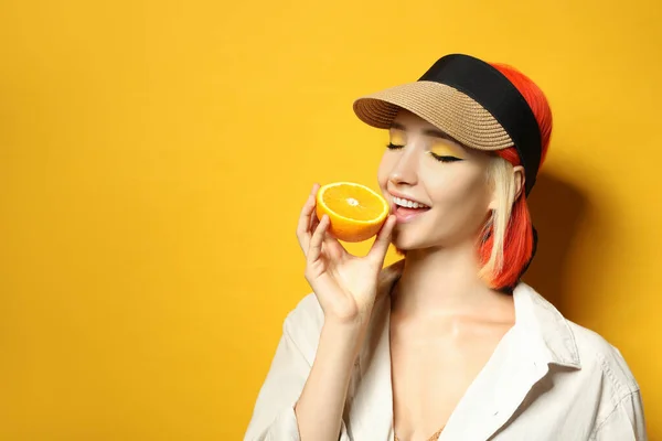Piękna Młoda Kobieta Jasnymi Farbowanymi Włosami Jedząca Pomarańczowy Tle Koloru — Zdjęcie stockowe