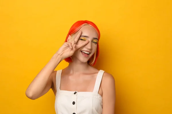 Vacker Ung Kvinna Med Ljusa Färgade Hår Orange Bakgrund — Stockfoto