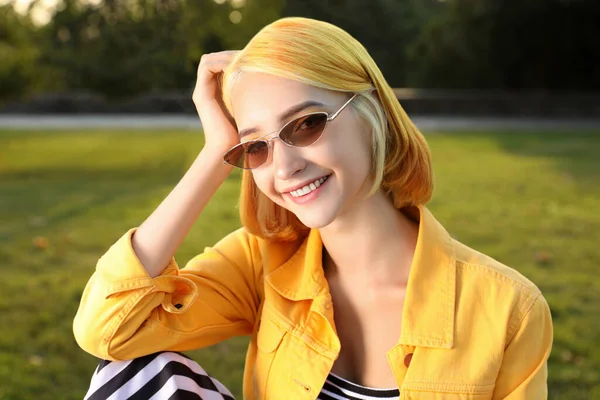 Mulher Bonita Com Cabelo Tingido Brilhante Parque — Fotografia de Stock