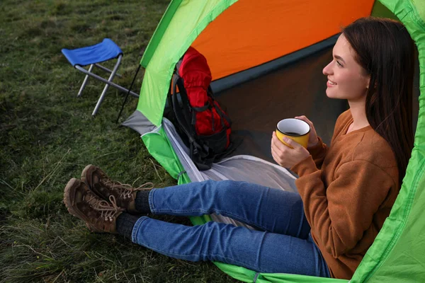 Giovane Donna Con Tazza Bevanda Tenda Campeggio All Aperto — Foto Stock