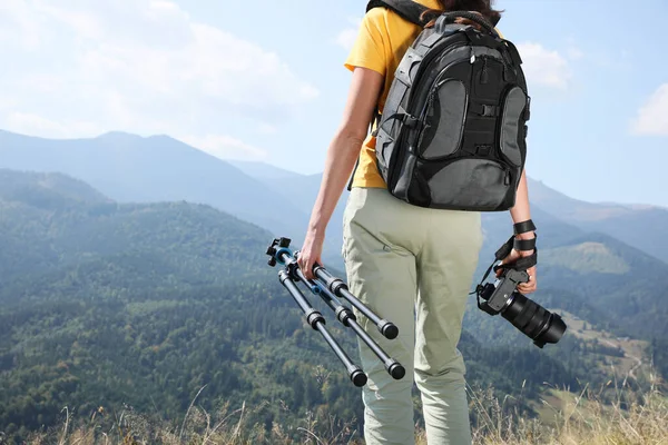 Fotógrafo Profesional Con Cámara Moderna Trípode Las Montañas Primer Plano — Foto de Stock