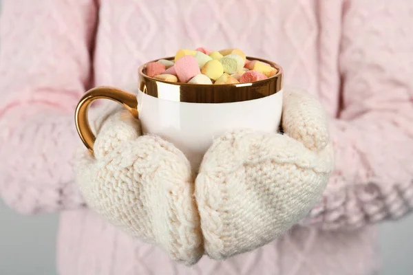 Frau Strickhandschuhen Hält Tasse Mit Köstlicher Heißer Schokolade Mit Marshmallows — Stockfoto