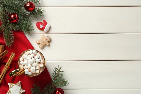 美味的热巧克力与棉花糖靠近饼干和圣诞装饰在白色的木制桌子上 案文的篇幅 — 图库照片