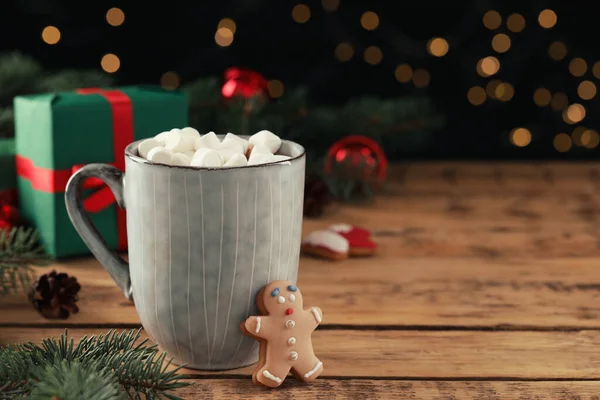 Delicioso Chocolate Caliente Con Malvaviscos Galletas Jengibre Mesa Madera Contra — Foto de Stock