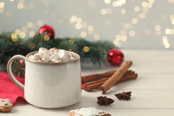 Вкусный Горячий Шоколад Зефиром Рождественским Декором Белом Деревянном Столе Место — стоковое фото