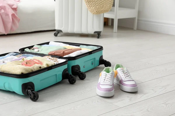 Open Koffer Verpakt Voor Reis Schoenen Vloer Kamer — Stockfoto