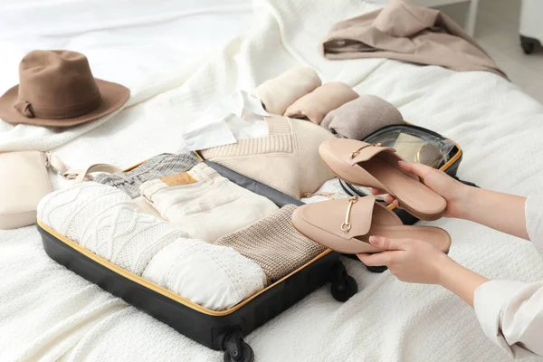 Жінка Тримає Модне Взуття Біля Відкритої Валізи Ліжку Крупним Планом — стокове фото