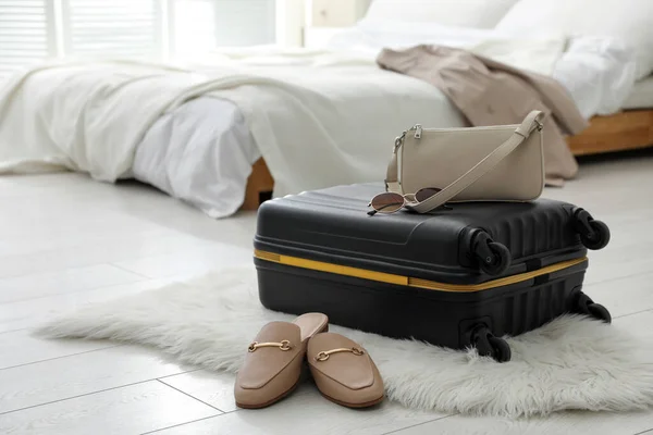 Koffer Verpackt Für Die Reise Schuhe Und Modische Accessoires Auf — Stockfoto