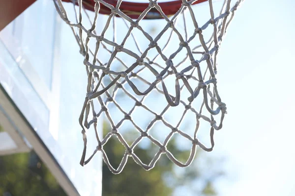 Basketkorg Med Nät Utomhus Solig Dag Närbild — Stockfoto