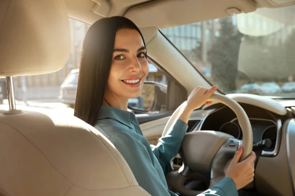 Bonito Jovem Motorista Sentado Carro Moderno — Fotografia de Stock